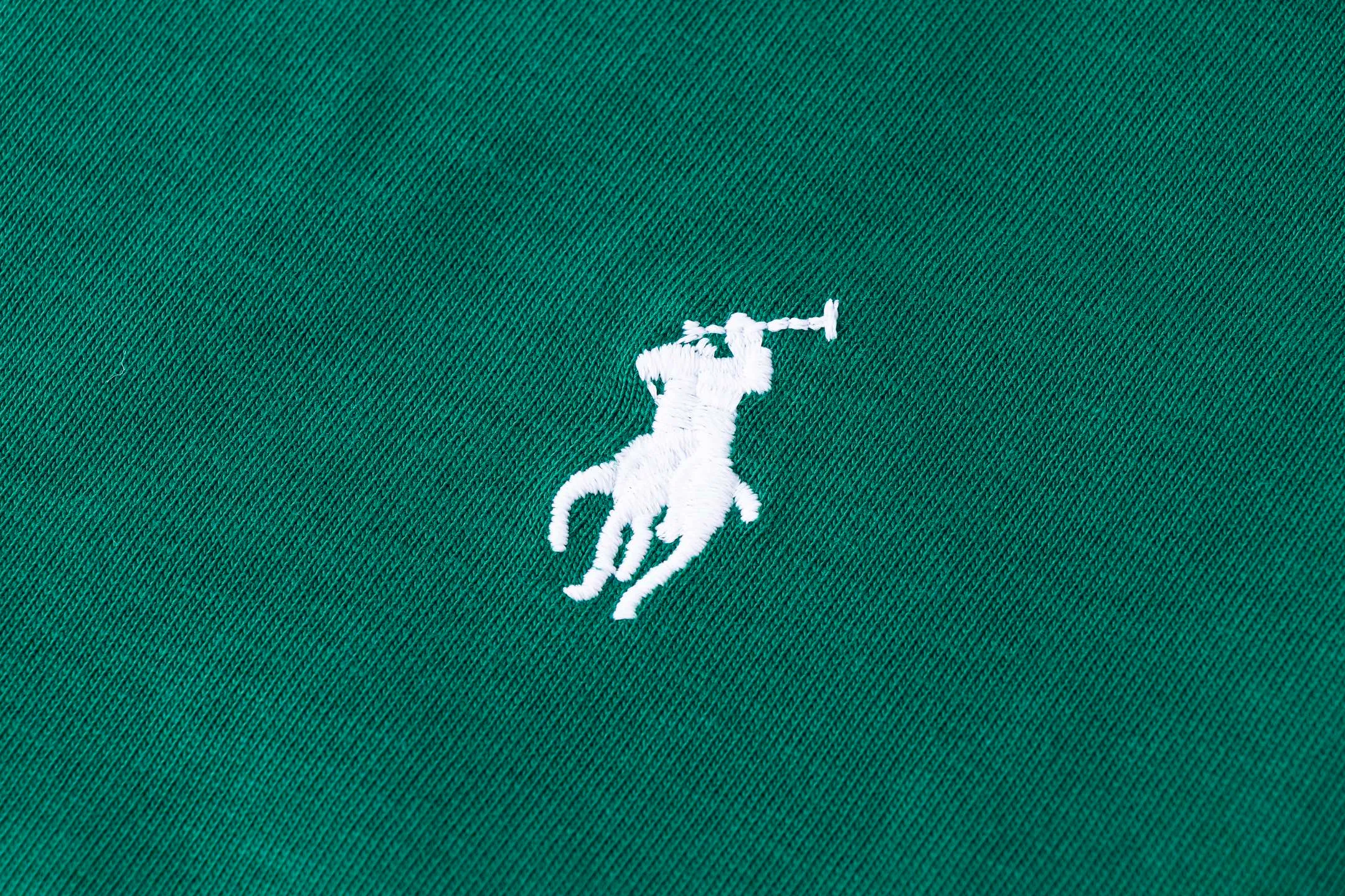 P126 Style number: 512 Ralph Lauren/Ralph Lauren 2025 new summer color matching pure cotton 240g Tajima embroidery V-neck T-shirt. The main logo on the neck has a QR code mark, which can be scanned for verification. The Tajima embroidery machine imported from Japan is used to create the pony mark, which is brightly colored. Distinguish the low-quality products on the market. 32 counts, 240g hydrophilic toner, 100% cotton fabric, comfortable and soft, highly breathable, focusing on high-end cost-effectiveness, needless to say good quality. Available in a variety of colors, both boys and girls can try this genderless style, giving them a yuppie tone in no time. Immerse yourself in your leisurely style, and have your own style in retro. Natural, vivid and very French romantic feelings, perfectly integrating youthful atmosphere and trend. Color: white, orange, navy blue, dark green Size: S-xL S Shoulder width 44 Bust 104 Sleeve length 23 Clothing length 72 M Shoulder width 45 Bust 108 Sleeve length 24 Clothing length 74 L Shoulder width 46 Bust 112 Sleeve length 25 Clothing length 76 xL Shoulder width 47 Bust 116 Sleeve length 26 Clothing length 78